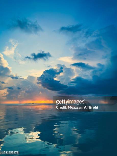 dramatic sunset with clouds in the sky - thunderstorm ocean blue stock-fotos und bilder