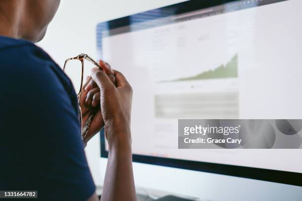 woman checks investment performance - mutual fund stock pictures, royalty-free photos & images