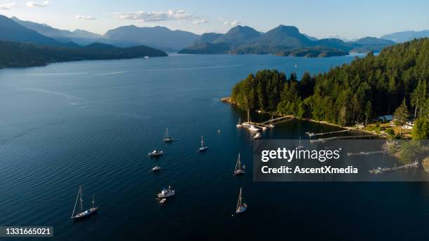 sail boats on a beautiful coastline - british columbia landscape stock pictures, royalty-free photos & images