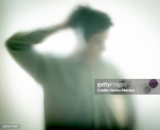 young man thinking - frosted glass stockfoto's en -beelden