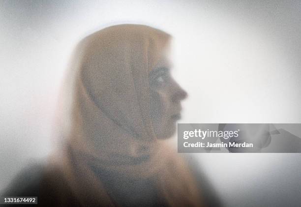 woman with hijab stuck in shadow - sad woman divorce stockfoto's en -beelden