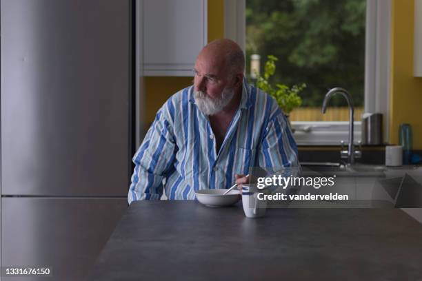 müder älterer mann am morgen - einzelner senior stock-fotos und bilder