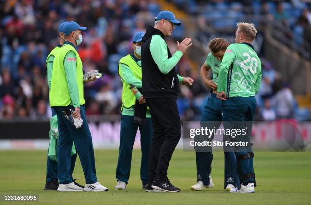 Invincibles team coach John Bracewell speaks with batsmen Tom Curran and Jason Roy during The Hundred match between Northern Superchargers Men and...