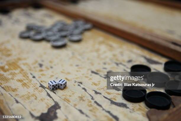 close up of dice on old backgammon game board defocused - board game stockfoto's en -beelden