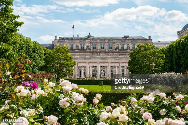 conseil d 'état et jardins du palais royal, in paris - jardin du palais royal stock-fotos und bilder