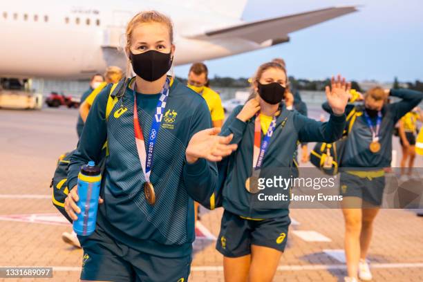 Bronze medalist Harriet Hudson waves after returning from the Tokyo 2020 Olympic Games, at Sydney International Airport on August 01, 2021 in Sydney,...