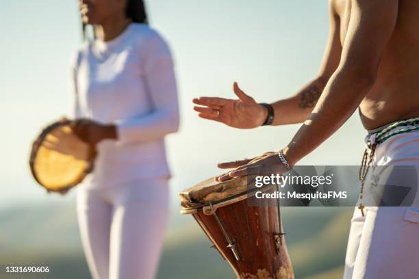 capoeira-leute, die musikinstrumente spielen - brasilianische musik stock-fotos und bilder