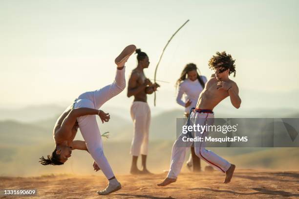 les combattants de capoeira donnent des coups de pied - style musical photos et images de collection