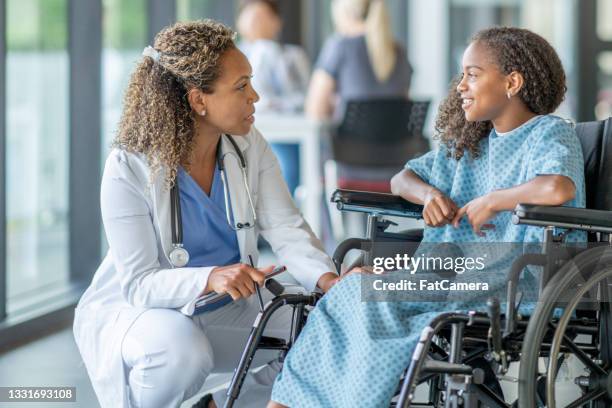 une fille en fauteuil roulant reçoit un traitement - sclérose en plaques photos et images de collection
