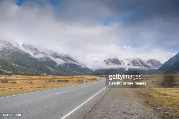 the most beautiful road with mountain background in new zealand - new zealand rural stockfoto's en -beelden