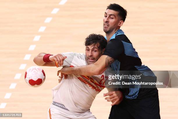 Antonio Garcia Robledo of Team Spain passes the ball while being challenged by Nicolas Bonanno of Team Argentina passes during the Men's Preliminary...