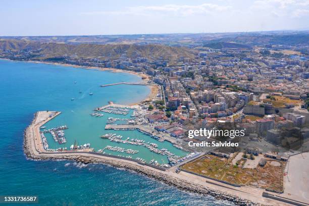 hafen von crotone. crotone - italien - kalabrien stock-fotos und bilder