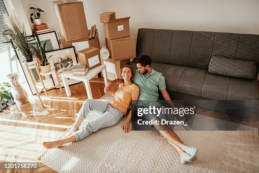 Familie zieht in eine neue Wohnung, liegt auf Teppich und teilt Liebe und Glück nach dem Einzug. Familie zieht in eine neue Wohnung, liegt auf Teppich und teilt Liebe und Glück nach dem Einzug.
