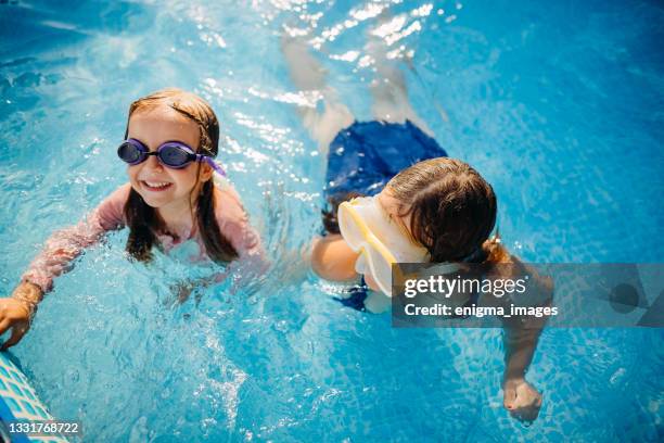 sommer-wasserspiele - family playing in backyard pool stock-fotos und bilder