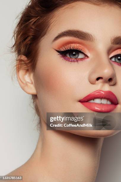 beautiful woman with bright make-up - gloss stockfoto's en -beelden