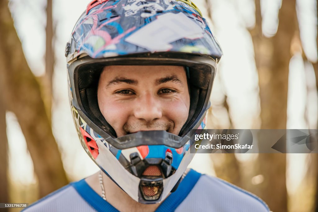 Motorradrennfahrer im Sturzhelm
