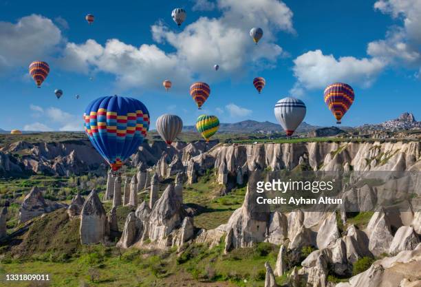 hot air ballooning in cappadocia, nevsehir, central anatolia of turkey - wahrzeichen stock-fotos und bilder