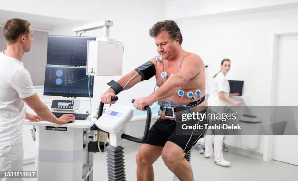 male patient taking a cardiopulmonary stress test in clinic - stress test stock pictures, royalty-free photos & images
