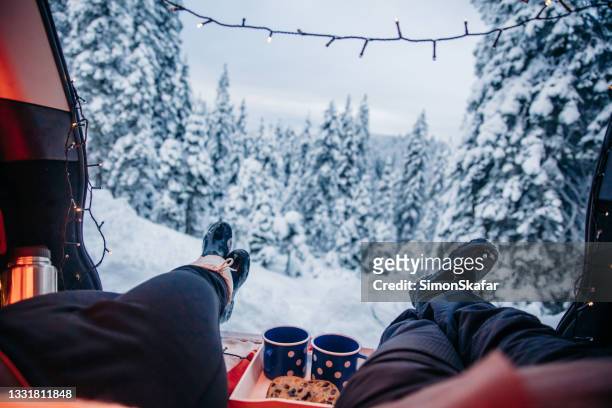 couple resting in car trunk during winter - camping imagens e fotografias de stock