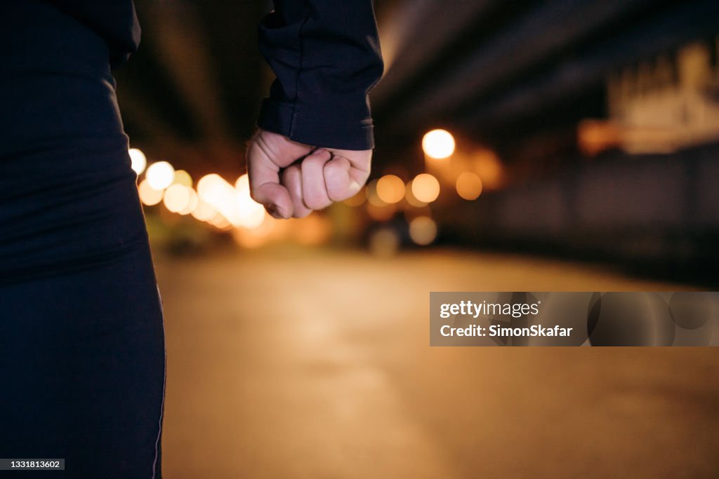Mano dell'uomo con il pugno chiuso
