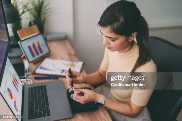 blood glucose testing with glaucometer and diabetes test strips - glaucometer stockfoto's en -beelden