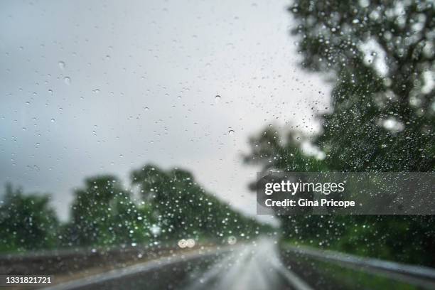 rain on the windshield - regen stock-fotos und bilder