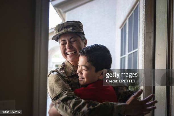 mère militaire de retour à la maison - homecoming photos et images de collection