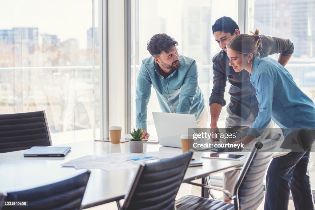Business-Team, das an einem Laptop arbeitet.