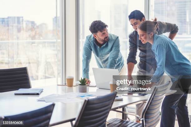 equipo de negocios que trabaja en una computadora portátil. - business meeting fotografías e imágenes de stock