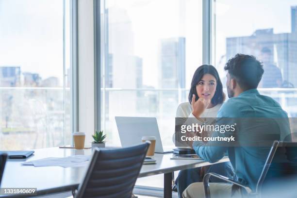 geschäftsfrau und -mann treffen und reden - business conversation stock-fotos und bilder