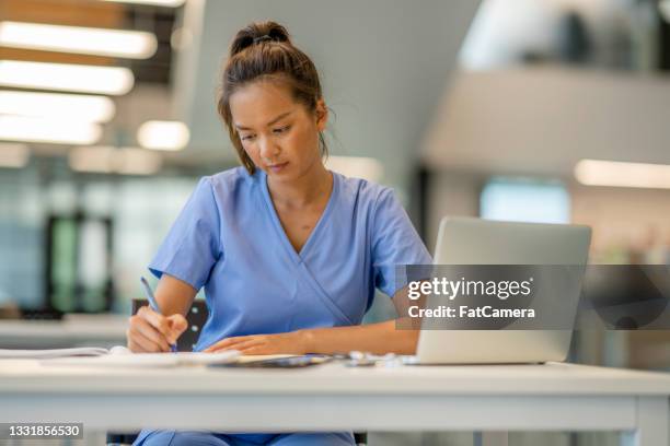 medizinstudent im studium - krankenschwester stock-fotos und bilder