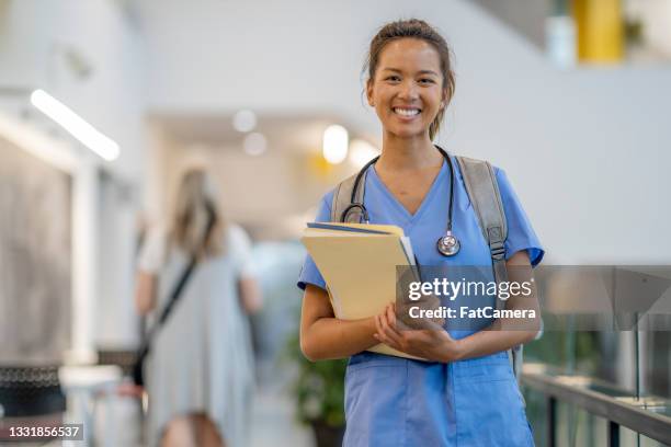 medical student in scrubs - medisch student stockfoto's en -beelden