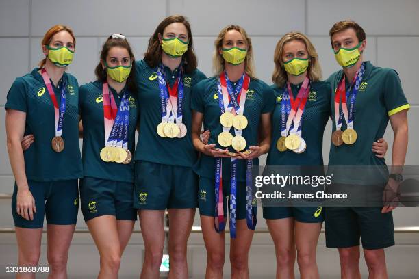 Medallists Emily Seebohm, Kaylee McKeown, Cate Campbell, Emma McKeon, Ariarne Titmus and Izaac Stubblety-Cook of Team Australia pose for a photo with...