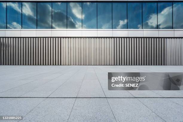 empty square by modern architectures - glass entrance imagens e fotografias de stock