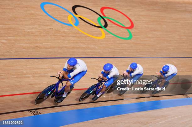 Filippo Ganna, Francesco Lamon, Simone Consonni and Jonathan Milan of Team Italy sprint to set a new Olympic record during the Men´s team pursuit...