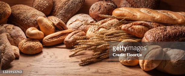 pan: naturaleza muerta de la variedad de pan - bakery fotografías e imágenes de stock