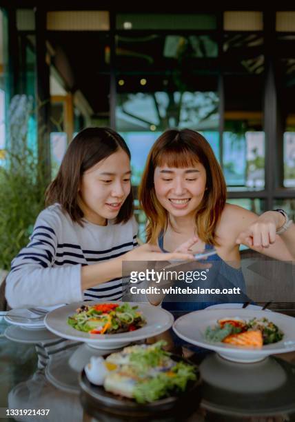 la amistad disfruta desayunando juntos en el restaurante. - comida tailandesa fotografías e imágenes de stock
