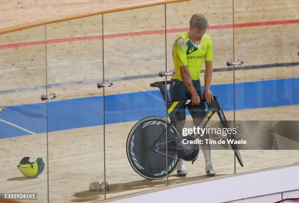 Alexander Porter of Team Australia after falls during the Men´s team pursuit qualifying of the Track Cycling on day 10 of the Tokyo Olympics 2021...