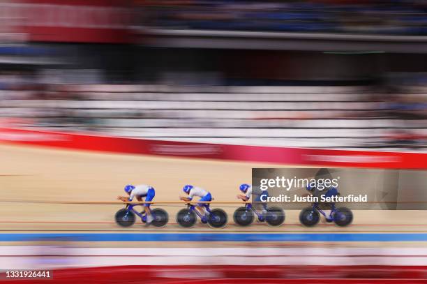 Jonathan Milan, Filippo Ganna, Francesco Lamon and Simone Consonni of Team Italy sprint to set a new Olympic record during the Men´s team pursuit...