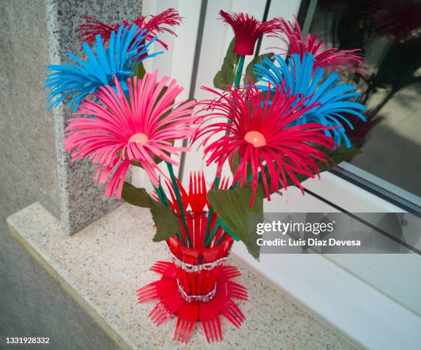 craft work, make plastic flowers and pot with plastic forks - artificial flowers stock pictures, royalty-free photos & images