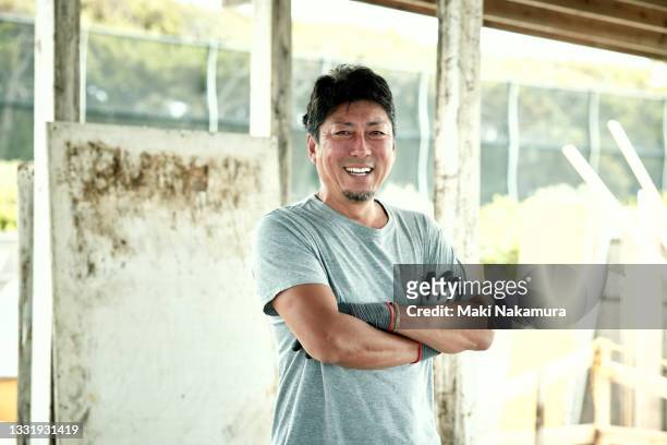 portrait of a proud male craftsman in a building under construction. - under value 個照片及圖片檔