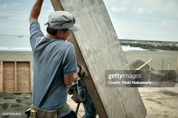 men are working on the construction site - construction material stockfoto's en -beelden