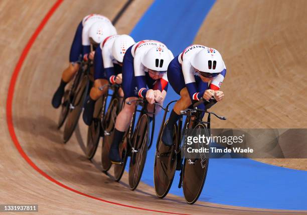 Elinor Barker of Team Great Britain and and teammates sprint during the Women's team pursuit qualifying of the Track Cycling on day 10 of the Tokyo...