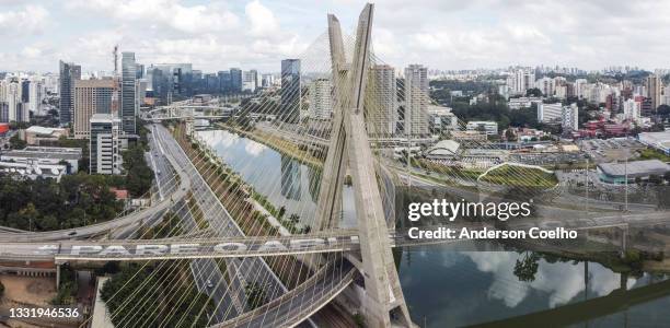 schrägseilbrücke in der stadt sao paulo - cable stayed bridge stock-fotos und bilder