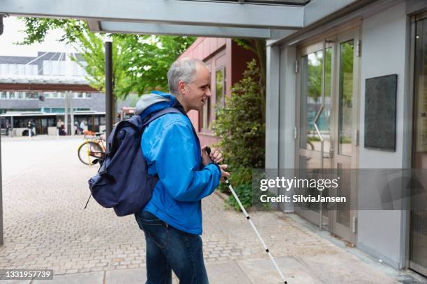 仕事に通勤する盲目の男 - blind man ストックフォトと画像