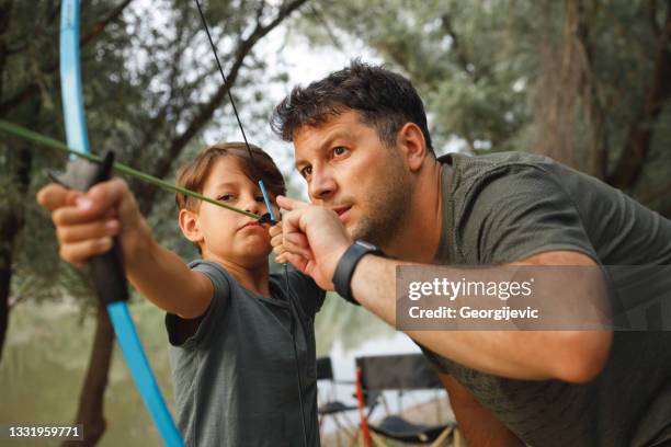 um menino com arco e flecha - tiro com arco - fotografias e filmes do acervo