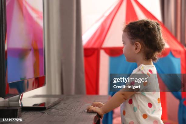 niña viendo la televisión - one baby girl only fotografías e imágenes de stock