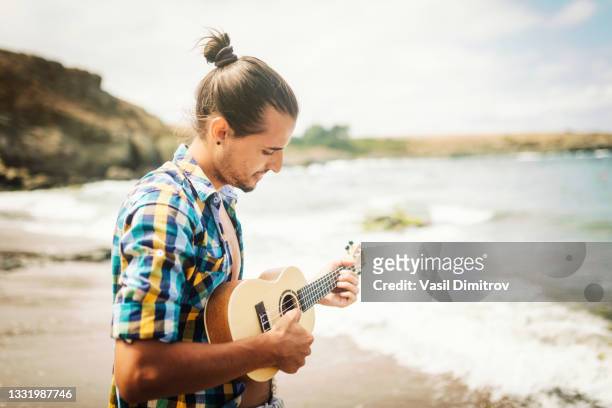 sommerstimmung und musik - ukulele stock-fotos und bilder