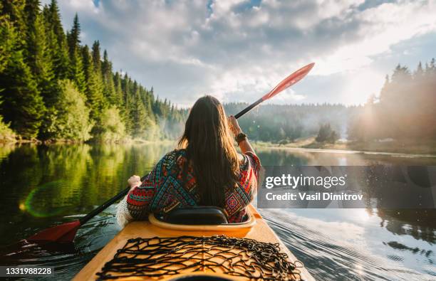 ¡hay un explorador dentro de cada uno de nosotros! - canoe fotografías e imágenes de stock