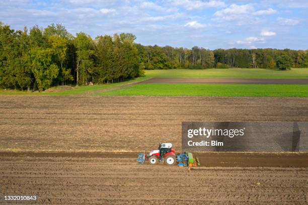 champ de semis et de culture de tracteurs - sow photos et images de collection